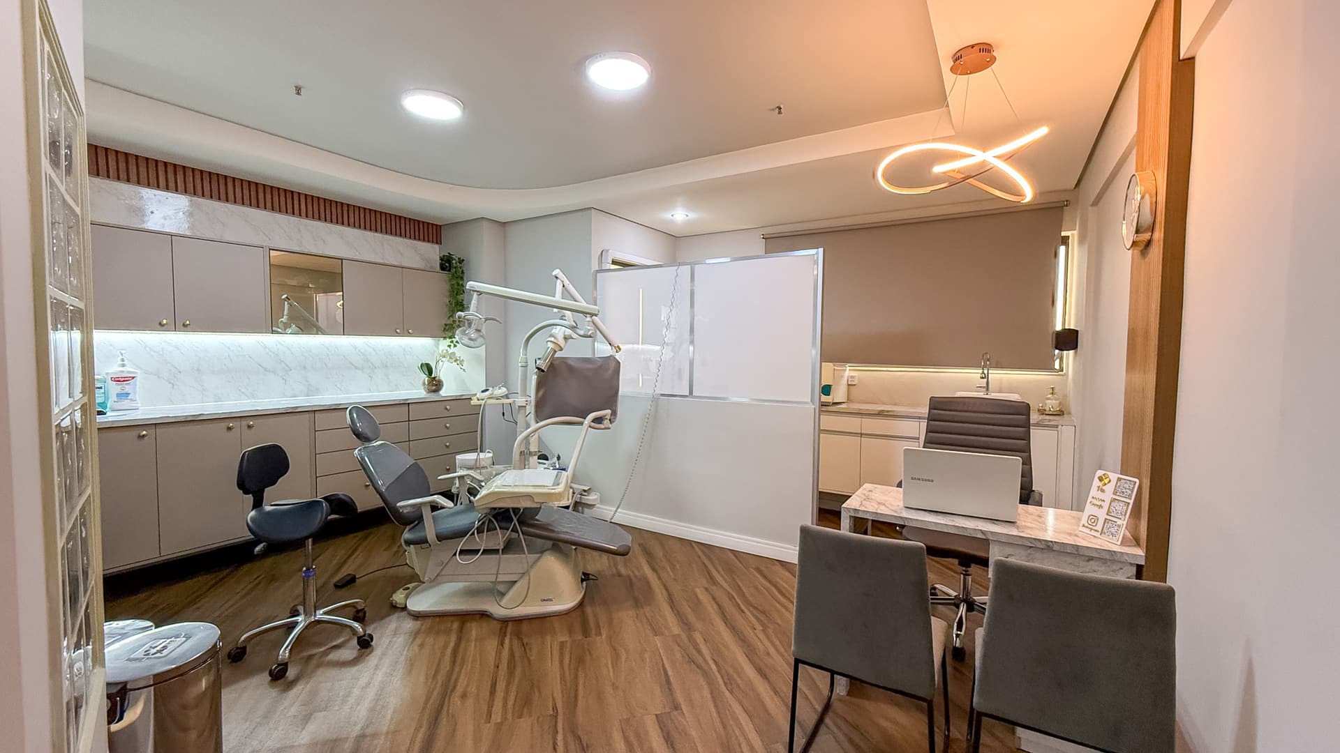 Sala de atendimento da Clínica Dra. Glauciane Morais no Jardim Satélite, SJC