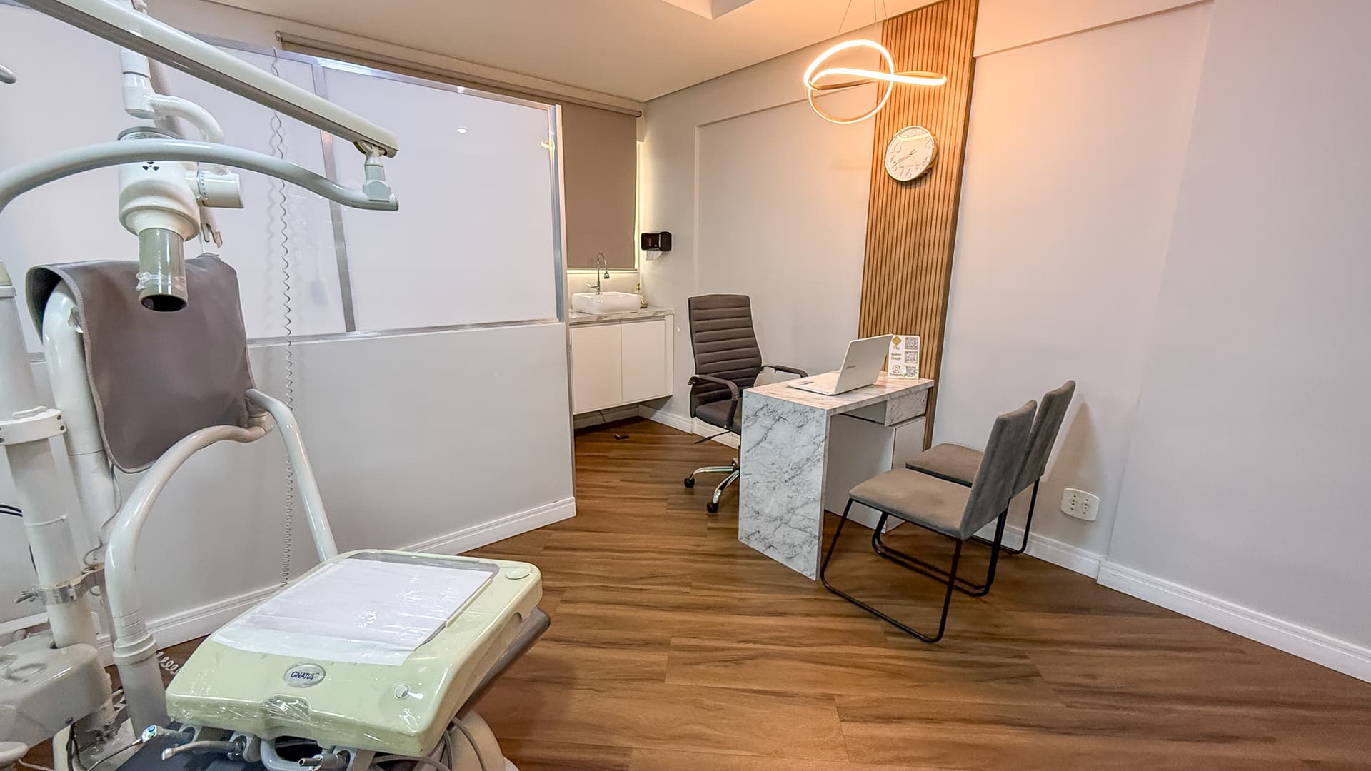 Consultório com espaço de atendimento da Dra. Glauciane Morais em São José dos Campos